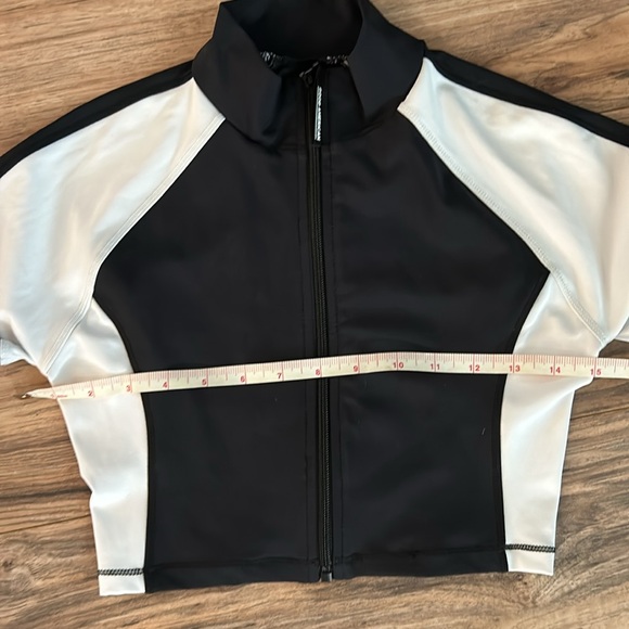 GOOD AMERICAN PERFORMANCE tracksuit. Black & white crop jacket w leggings - Picture 6 of 8